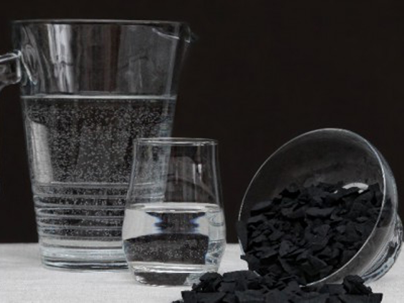 Как активированный уголь чистит воду?