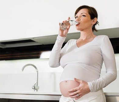 Какую воду пить при беременности?