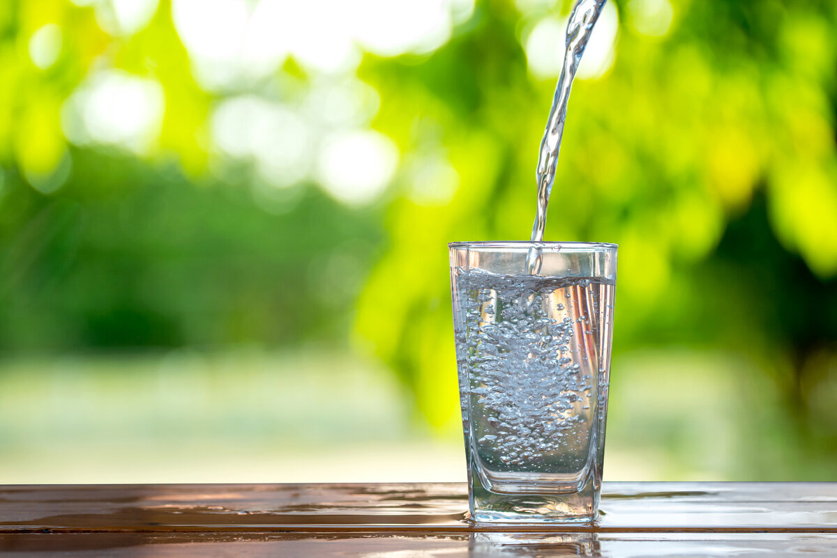 Полезно ли пить воду по утрам натощак?